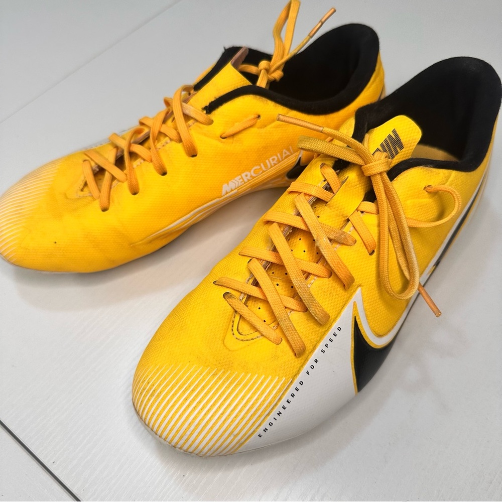 NIKE JR VAPOR 13 ACADEMY YOUTH SOCCER SHOES SIZE 6Y